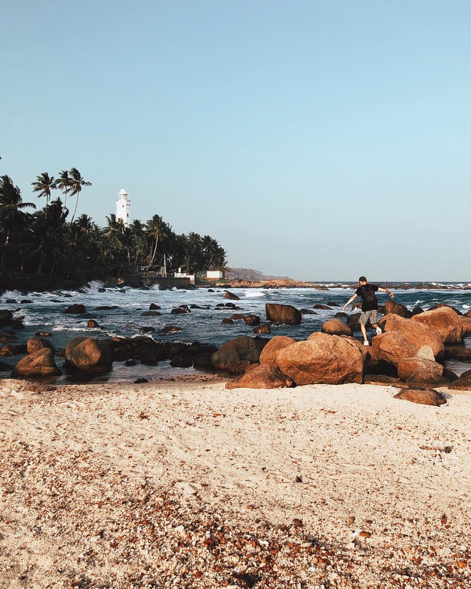 Интервью с владимирским блогером Иваном Макридиным. Он перезимовал на Шри-Ланке в Доме для всех. Поговорили о том, как начать путешествовать и нужно ли это.