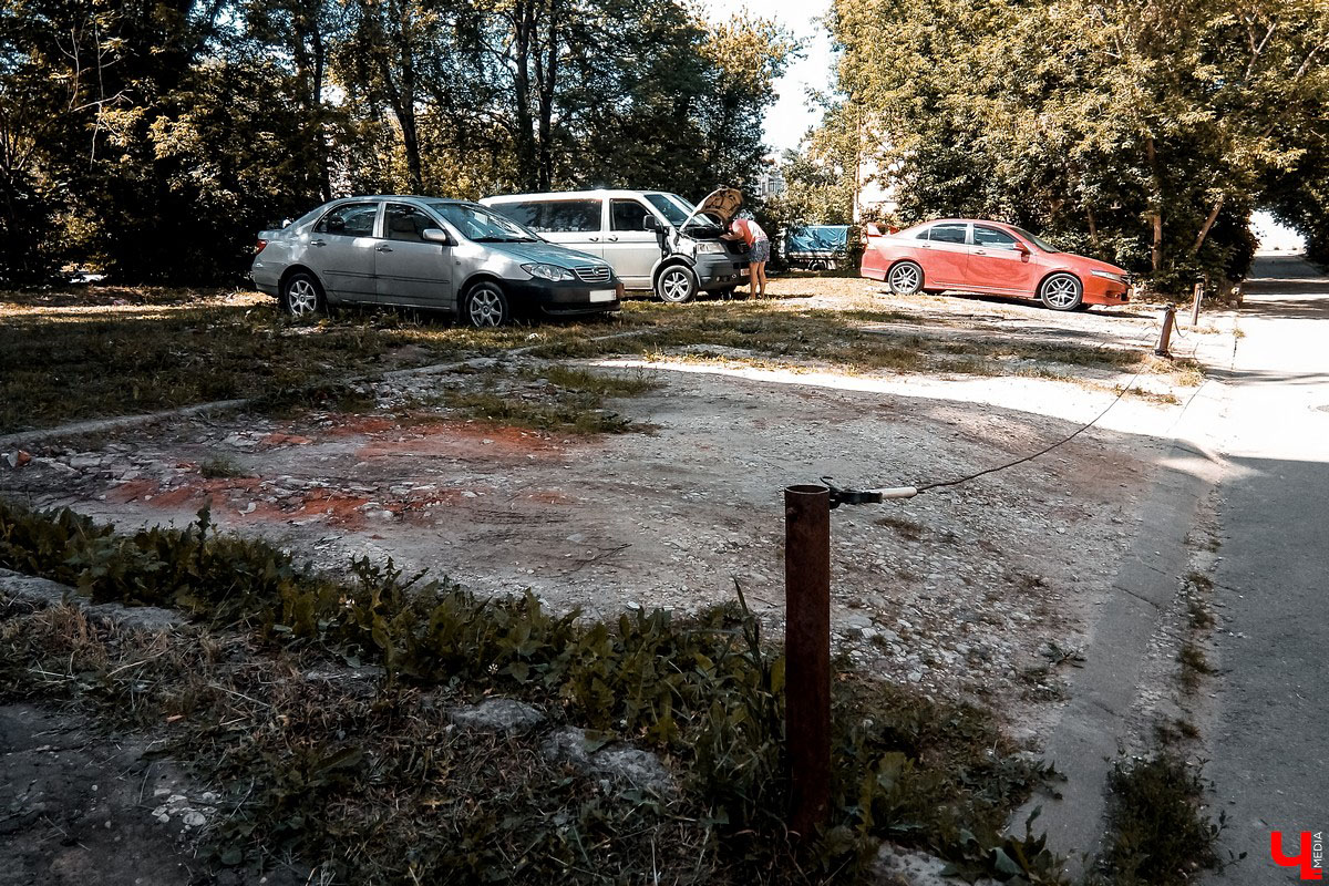 Во Владимирской области вводят новые штрафы за парковку на газонах и цветниках. Он составит 3-5 тысяч рублей. Сейчас нарушители платят от 800 до 3 тысяч рублей