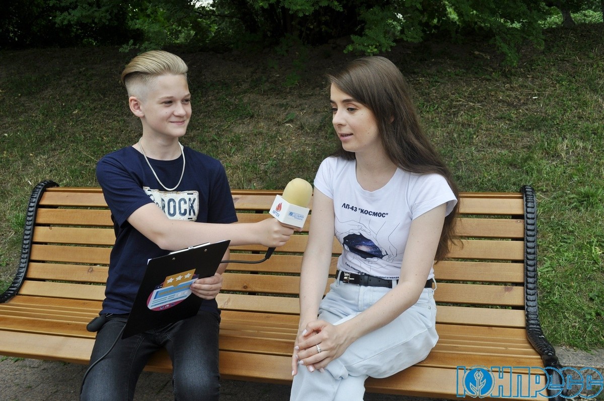 Четвертьфиналист шоу “Голос.Дети” Захар Усенко продолжает осваивать новую профессию. Он снимает сюжеты и делает интервью для телеканала “ЮНПРЕСС”.