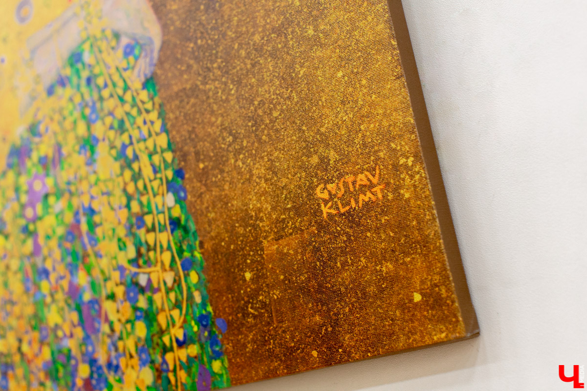 В Центре ИЗО открылась выставка “Золотой поцелуй”. Это 70 репродукций картин Густава Климта, Анри де Тулуз-Лотрека, Альфонса Мухи, а также экспрессиониста Эгона Шиле. Фотопринты выполнены в технике “жикле”.