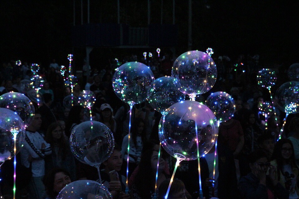 30 июня у Арт-Дворца откроются несколько тематических праздничных площадок. Гости смогут посетить фестиваль красок, воздушных шаров и мыльных пузырей.