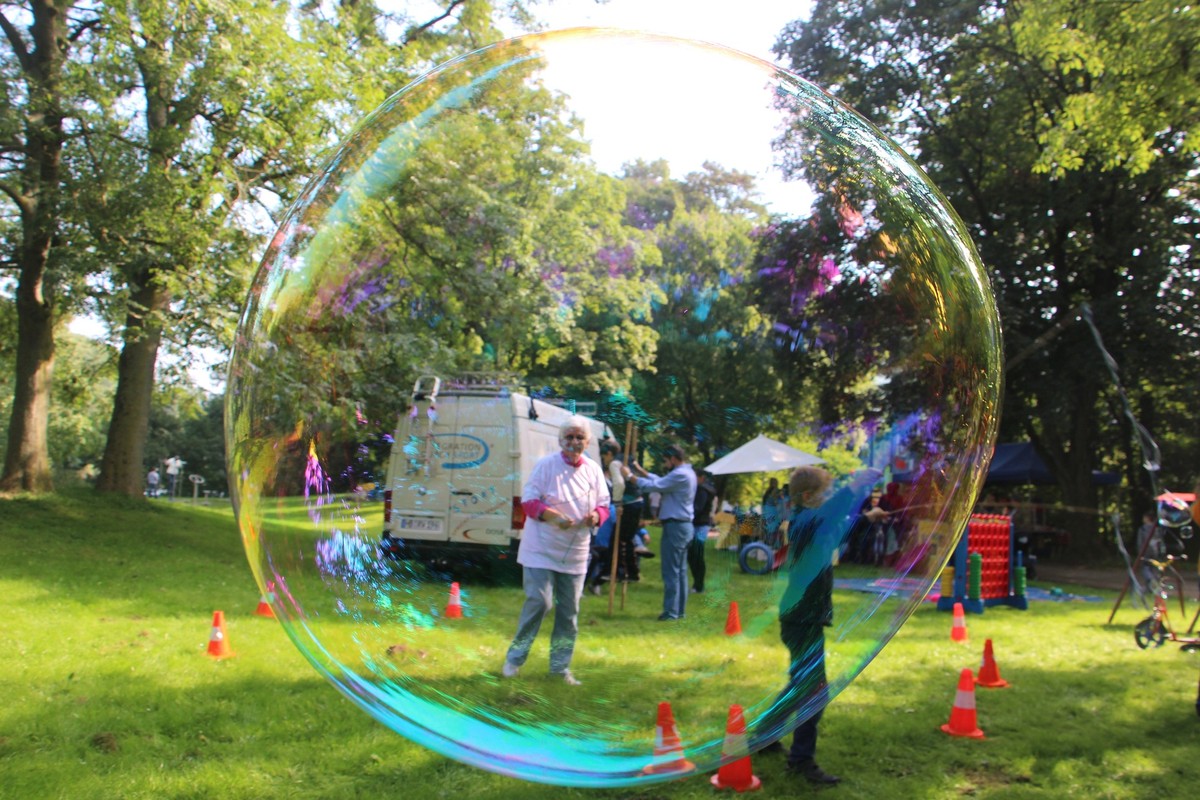 30 июня у Арт-Дворца откроются несколько тематических праздничных площадок. Гости смогут посетить фестиваль красок, воздушных шаров и мыльных пузырей.