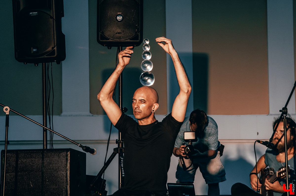 Во Владимире прошел музыкальный фестиваль KIMATIKA. Главным гостем шоу стал француз Кристиан Джиоти. Он продемонстрировал баланс тела и выступил со стеклянными шарами.