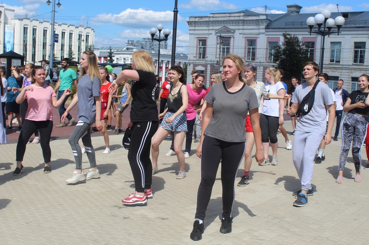 Во Владимире стартовала акция «Зарядка с чемпионом–2019». Всю неделю спортсмены, добившиеся высоких результатов, будут разминать горожан на Театральной площади.