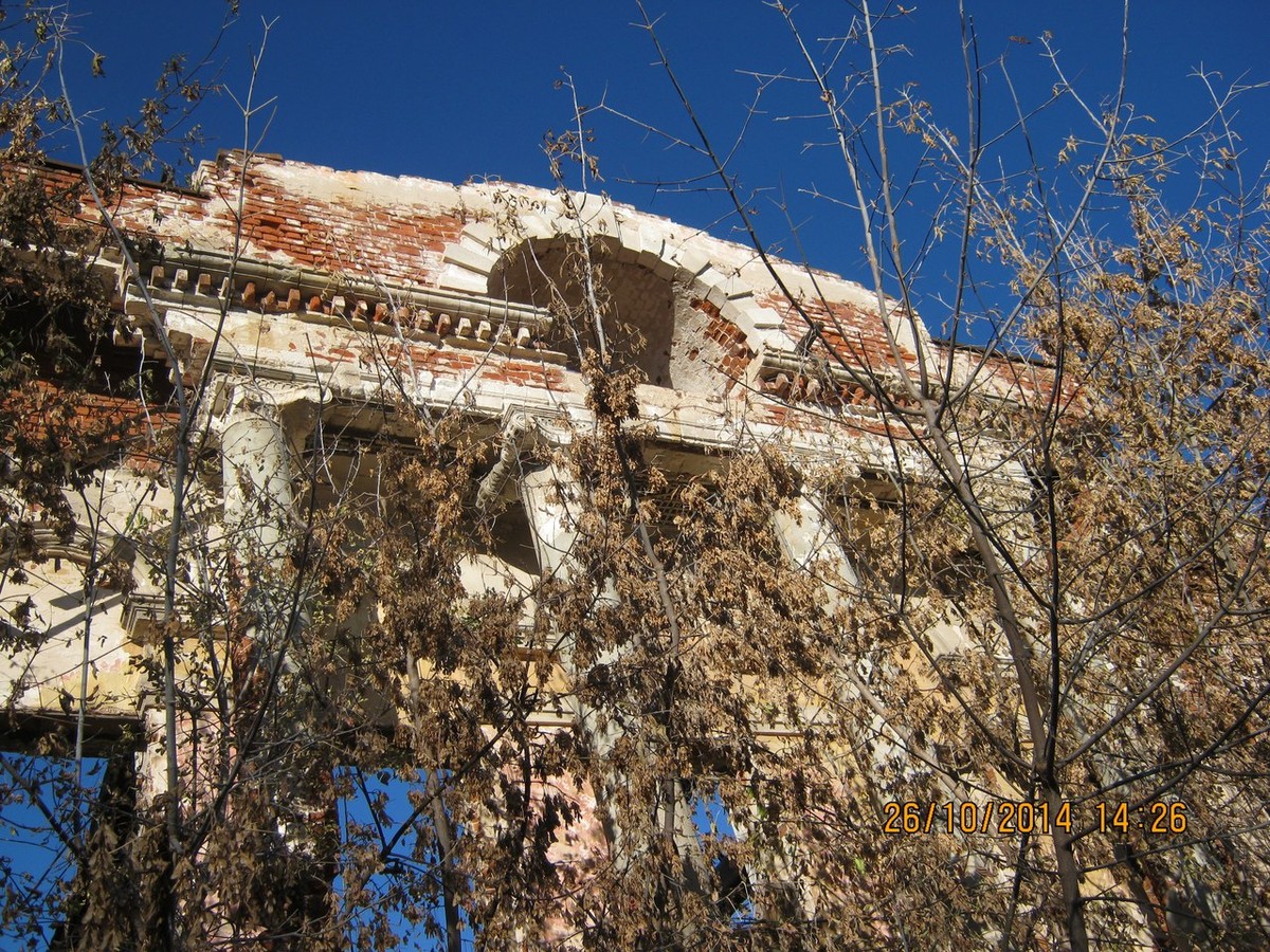 Известный блогер Илья Варламов опубликовал в своем блоге фотографию исторического здания в Муроме. Трещины на нем оказались залиты монтажной пеной.