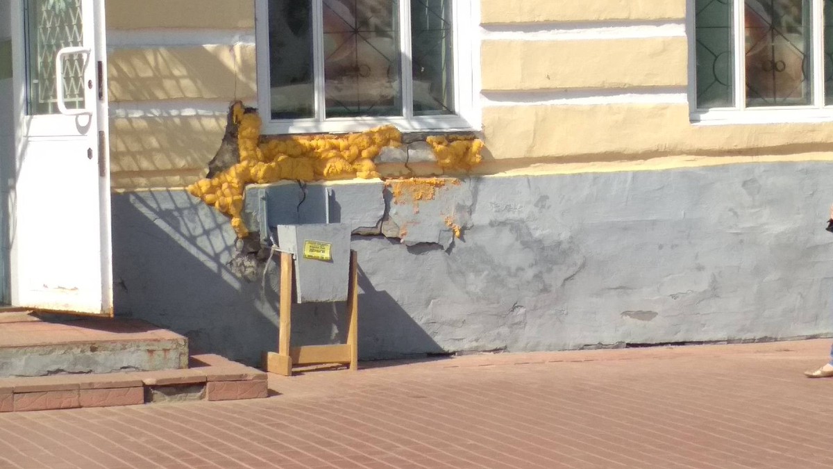 Известный блогер Илья Варламов опубликовал в своем блоге фотографию исторического здания в Муроме. Трещины на нем оказались залиты монтажной пеной.