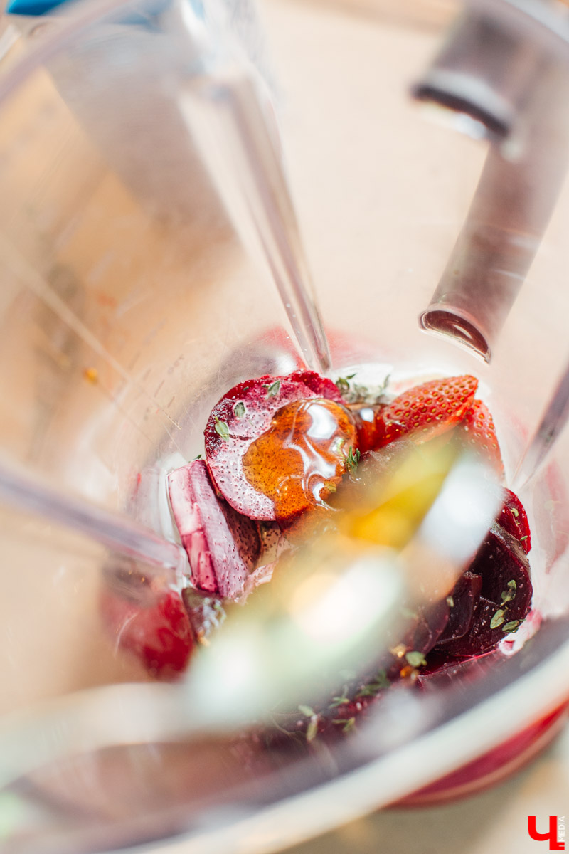 Дмитрий Орловский и Лариса Малышева приготовили мороженое из свеклы с хрустящим салатом и черешнево-клубничным топингом. Десертную версию популярного холодного свекольника.
