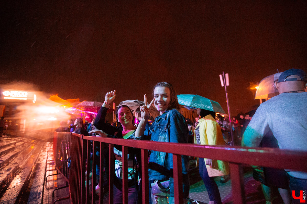 Во Владимире состоялся праздник Дня молодежи. В этом году организаторы создали “Город в городе”. Всего было 11 тематических площадок. Найти свое могли гости всех возрастов и предпочтений.