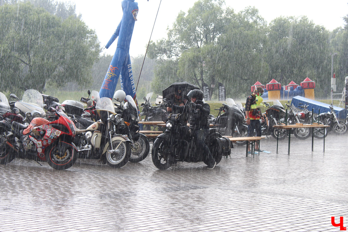 Плохая погода не смогла испортить настроение поклонникам быстрой езды и хорошего блюза, собравшимся в минувшие выходные в Суздале. Для байкеров и поклонников этого направления устроили XI ежегодный международный Blues-Bike Festival.