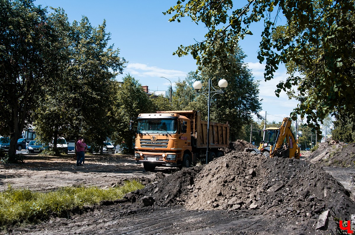 На улице Чайковского началась реконструкция сквера. Ее запланировали весной, но приступили только сейчас. До этого там шли работы с магистралями.