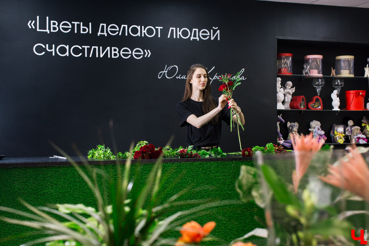 Во Владимире открылся магазин цветов Юлии Красновой. Главные достоинства - самый большой в области холодильник, низкие цены и прямые поставки экзотических цветов.