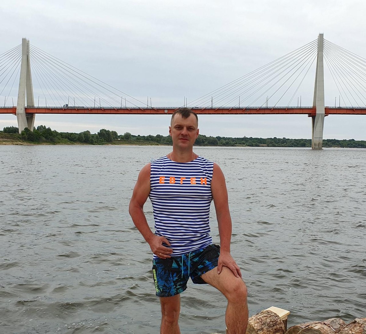 Ковровчане, 20 лет подряд путешествовавшие на плоту по Клязьме, впервые ушли на Оку и разочаровались в самой крупной реке Владимирской области.