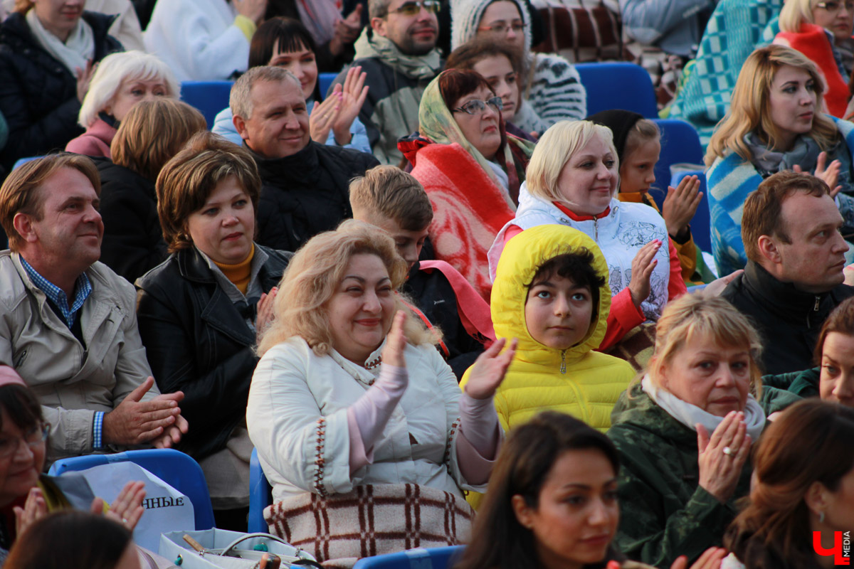 В суздальском кремле прошел гала-концерт фестиваля «Alma mater: Новые имена в Суздале». Выступали известные музыканты, а также воспитанники летней творческой школы.