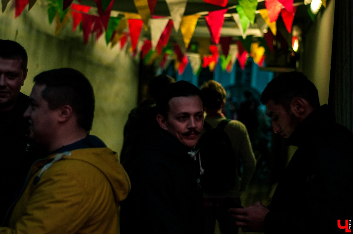Молодежь устроила хипстерскую вечеринку во дворе на улице Ильича. В программе были фотосушка и буккроссинг. Но больше всего гостям понравилась дискотека.