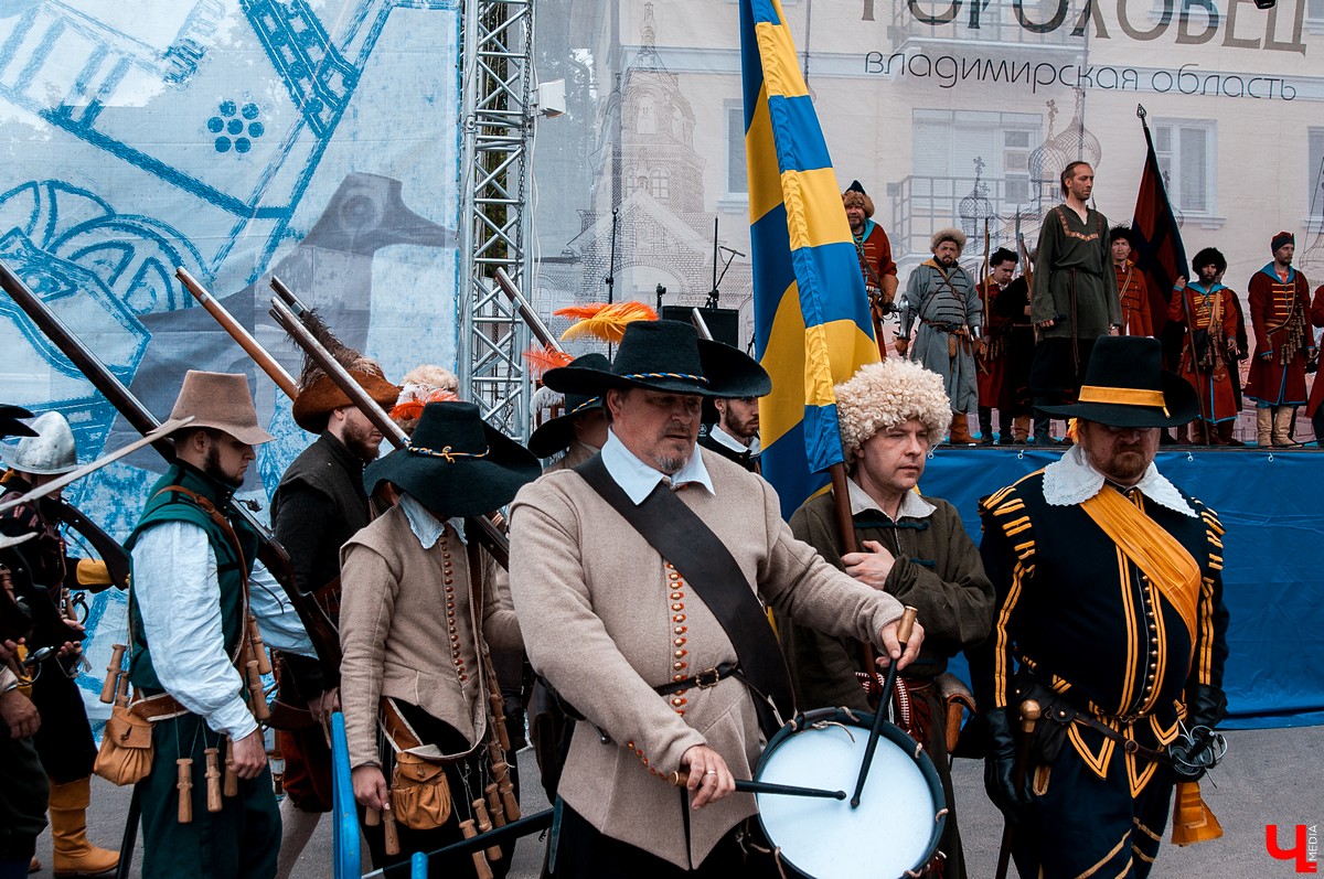 В Гороховце прошел праздник «Поход в историю. Гороховец-1612». В нем приняли участие реконструкторы со всей России. Они устроили имитацию боя с поляками 1612 года.