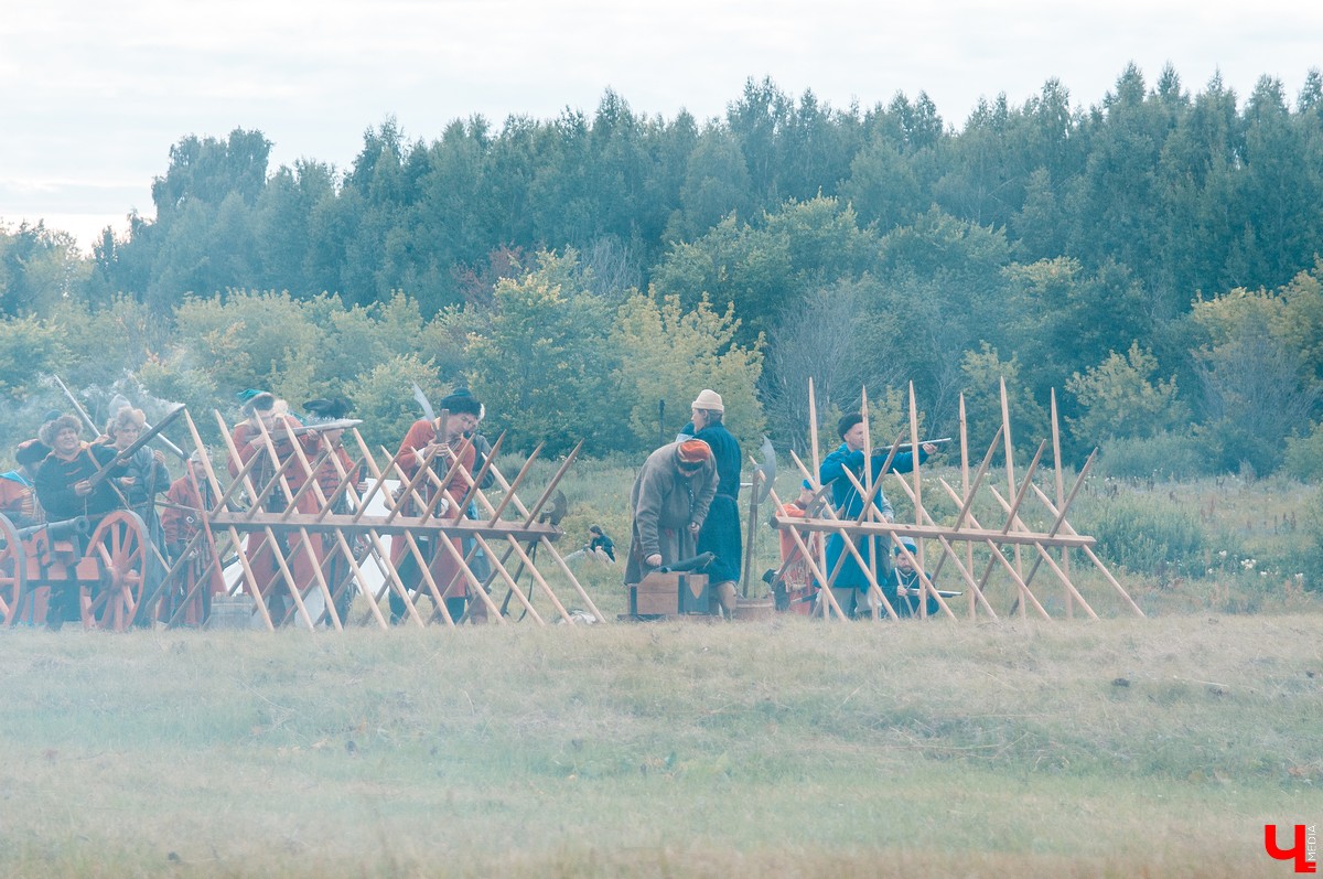 В Гороховце прошел праздник «Поход в историю. Гороховец-1612». В нем приняли участие реконструкторы со всей России. Они устроили имитацию боя с поляками 1612 года.