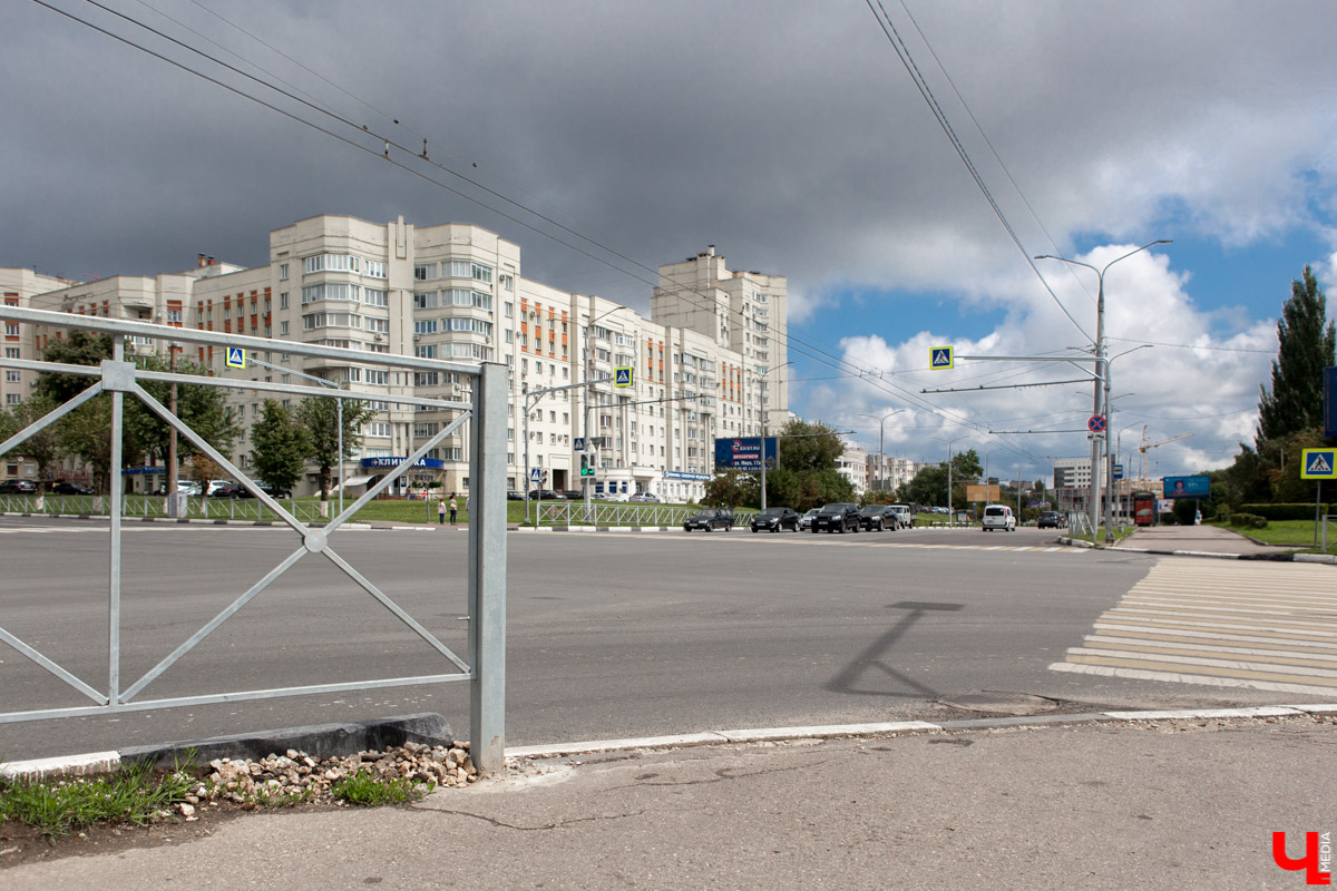 Во Владимире установили 2,5 км ограждений рядом с перекрестками. Это сделано для повышения безопасности дорожного движения. Но есть у ноу-хау серьезные минусы. Мы попросили архитекторов предложить альтернативные способы.