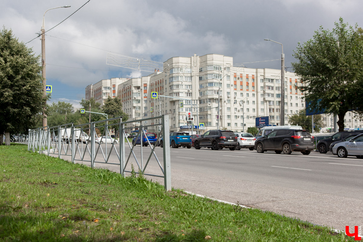 Во Владимире установили 2,5 км ограждений рядом с перекрестками. Это сделано для повышения безопасности дорожного движения. Но есть у ноу-хау серьезные минусы. Мы попросили архитекторов предложить альтернативные способы.