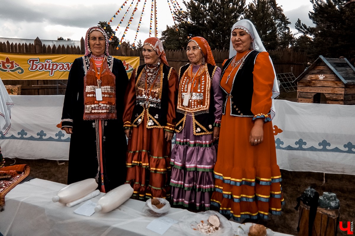 Во Владимире прошел 20-й праздник Сабантуй. В нем приняли участие татары и башкиры. Они устроили национальные забавы и угостили владимирцев необычными блюдами