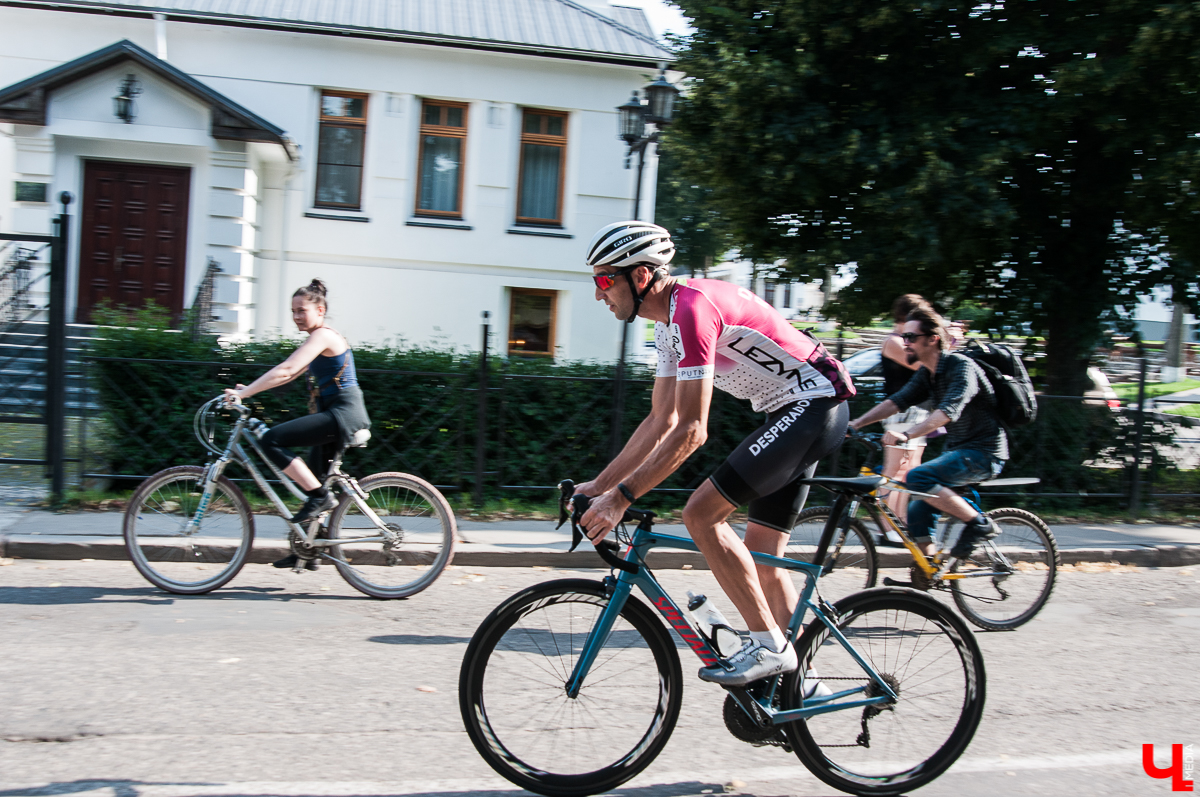 В Суздале состоялся фестиваль “Велолето”. Три дня велосипедисты соревновались друг с другом в разных категориях. Самым зрелищным состязанием стал триатлон