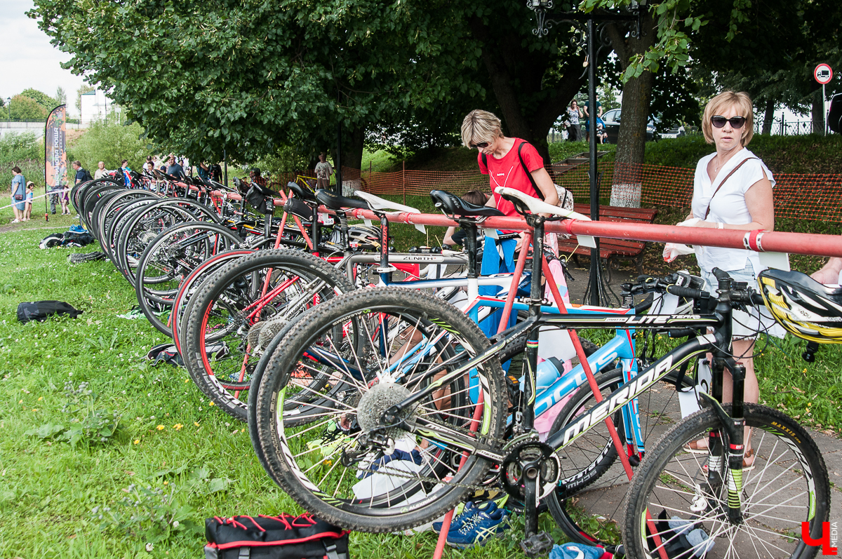 В Суздале состоялся фестиваль “Велолето”. Три дня велосипедисты соревновались друг с другом в разных категориях. Самым зрелищным состязанием стал триатлон