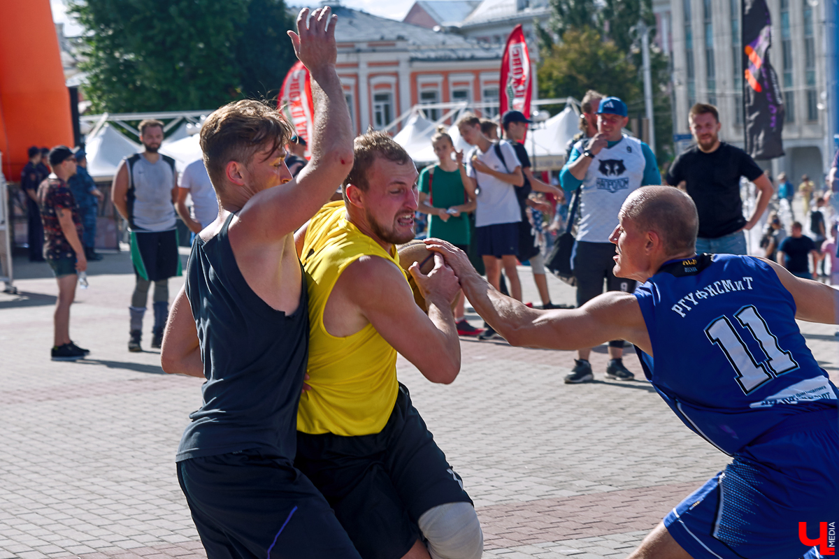 28 июля на Театральной площади прошли игры Ежегодного Всероссийского Турнира «StreetBall – 2019». Участвуя в них, талантливые спортсмены-любители имеют шанс попасть в сборную региона
