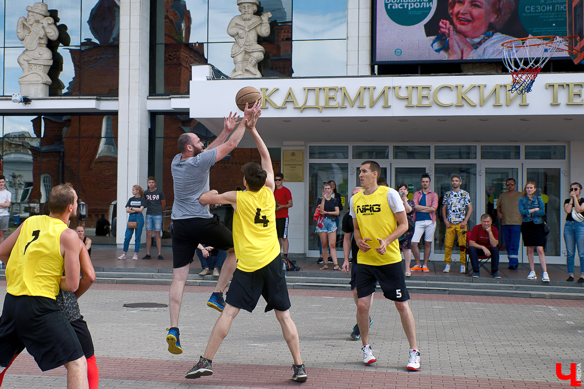 28 июля на Театральной площади прошли игры Ежегодного Всероссийского Турнира «StreetBall – 2019». Участвуя в них, талантливые спортсмены-любители имеют шанс попасть в сборную региона