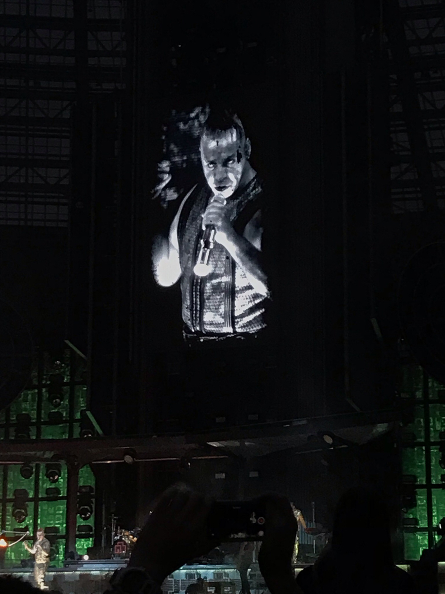 Огненное шоу, море взорванной пиротехники, толпы фанатов, старые хиты и новые песни и, конечно, отличнейший звук от знаменитой немецкой метал-группы - чем еще впечатлил владимирцев концерт Rammstein, который прошел в Москве 29 июля