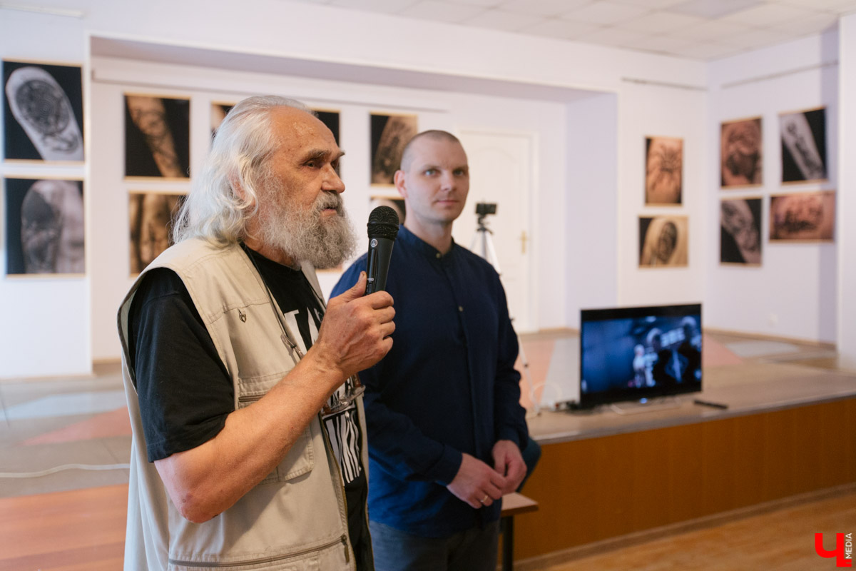 Тату-мастер Олег Романов открыл выставку своих работ в Центре ИЗО. На презентации выступили учителя художника. Затем автор провел экскурсию и показал мастер-класс