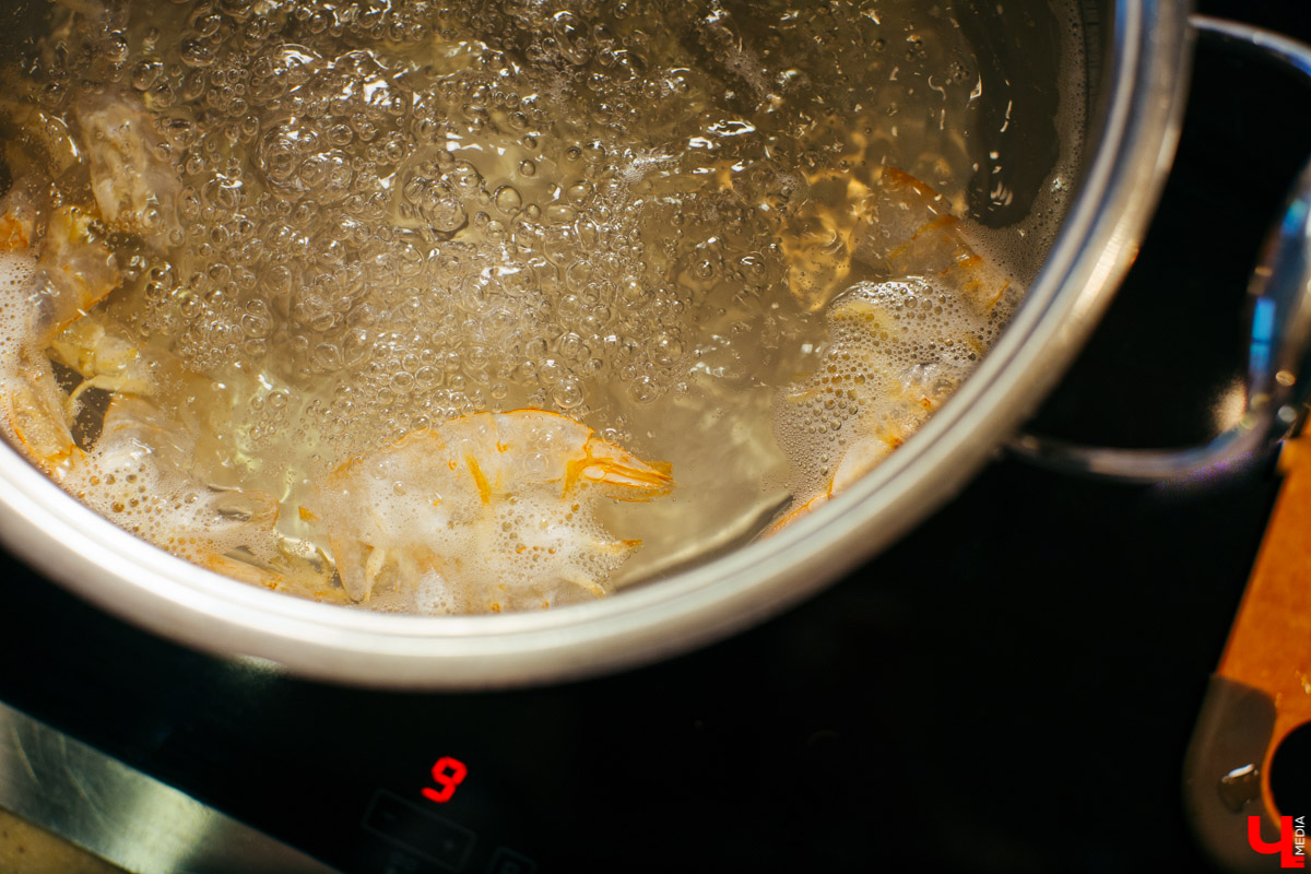 Бизнес-эксперт Алексей Караулов и шеф студии Roulet Дмитрий Орловский приготовили домашнюю версию острого тайского супа с креветками - том кха кунг