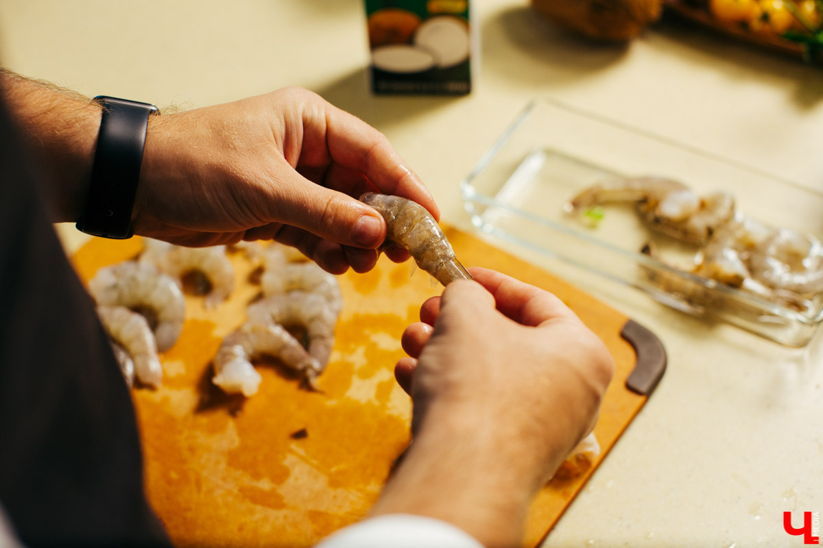 Бизнес-эксперт Алексей Караулов и шеф студии Roulet Дмитрий Орловский приготовили домашнюю версию острого тайского супа с креветками - том кха кунг