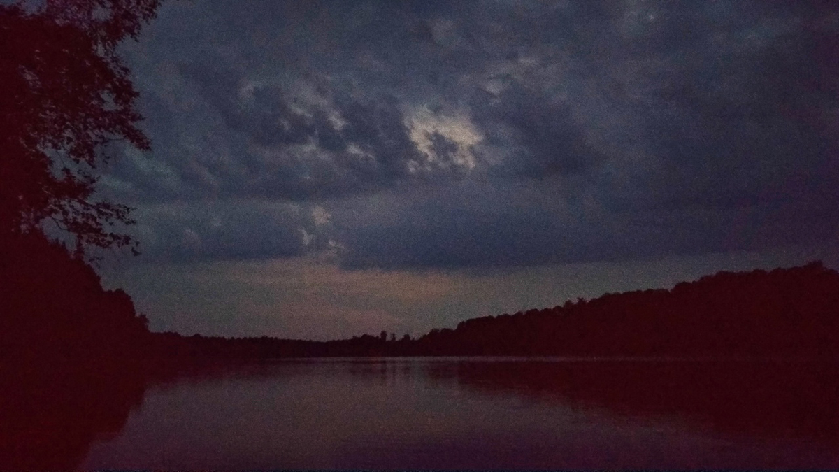 Над озером Виша в Муромском районе часто видят ХЛО - загадочные светящиеся шары. Что это? Дмитрий Савва отправился в экспедицию, чтобы понять