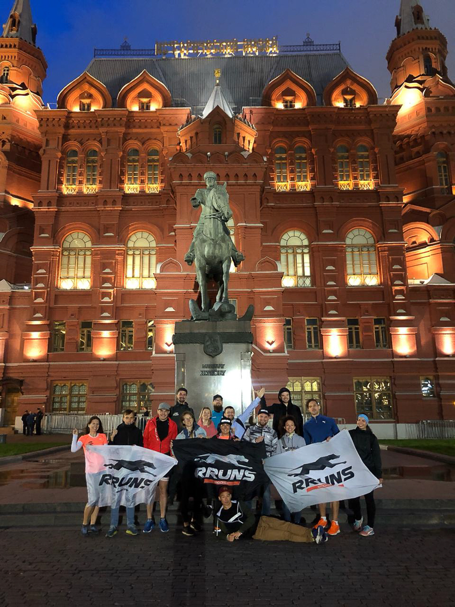  Бегуны из Москвы и Нижнего Новгорода поучаствовали в необычной эстафете. Две команды пробежали по 230 км, чтобы встретиться во Владимире