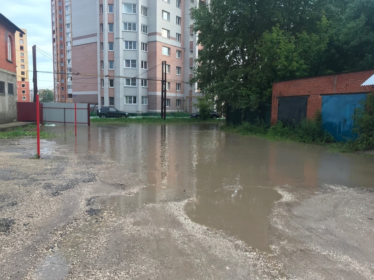 Летом 2019-го Владимир несколько раз затапливало. Во время ливней вода не уходит с дорог и тротуаров, образуются глубокие лужи. Фотограф Светлана Федорова нашла способ заявить о проблеме креативно