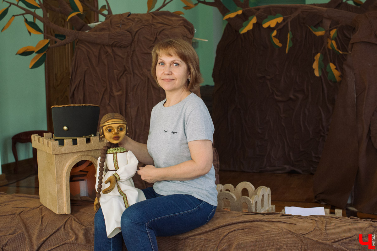 Режиссер и директор Владимирского областного театра кукол рассказал о процессе подготовки нового спектакля, а художник-постановщик - о том, как нашел визуальный образ персонажей
