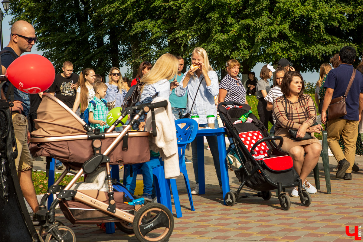 31 августа и 1 сентября Владимир праздновал День города. Работало очень много фуд-зон, мы прогулялись по самым интересным и делимся впечатлениями