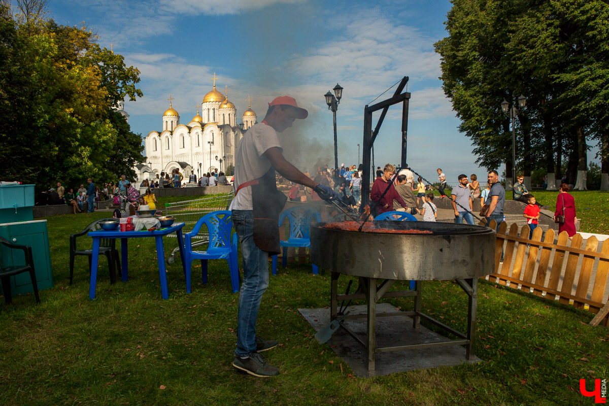 31 августа и 1 сентября Владимир праздновал День города. Работало очень много фуд-зон, мы прогулялись по самым интересным и делимся впечатлениями