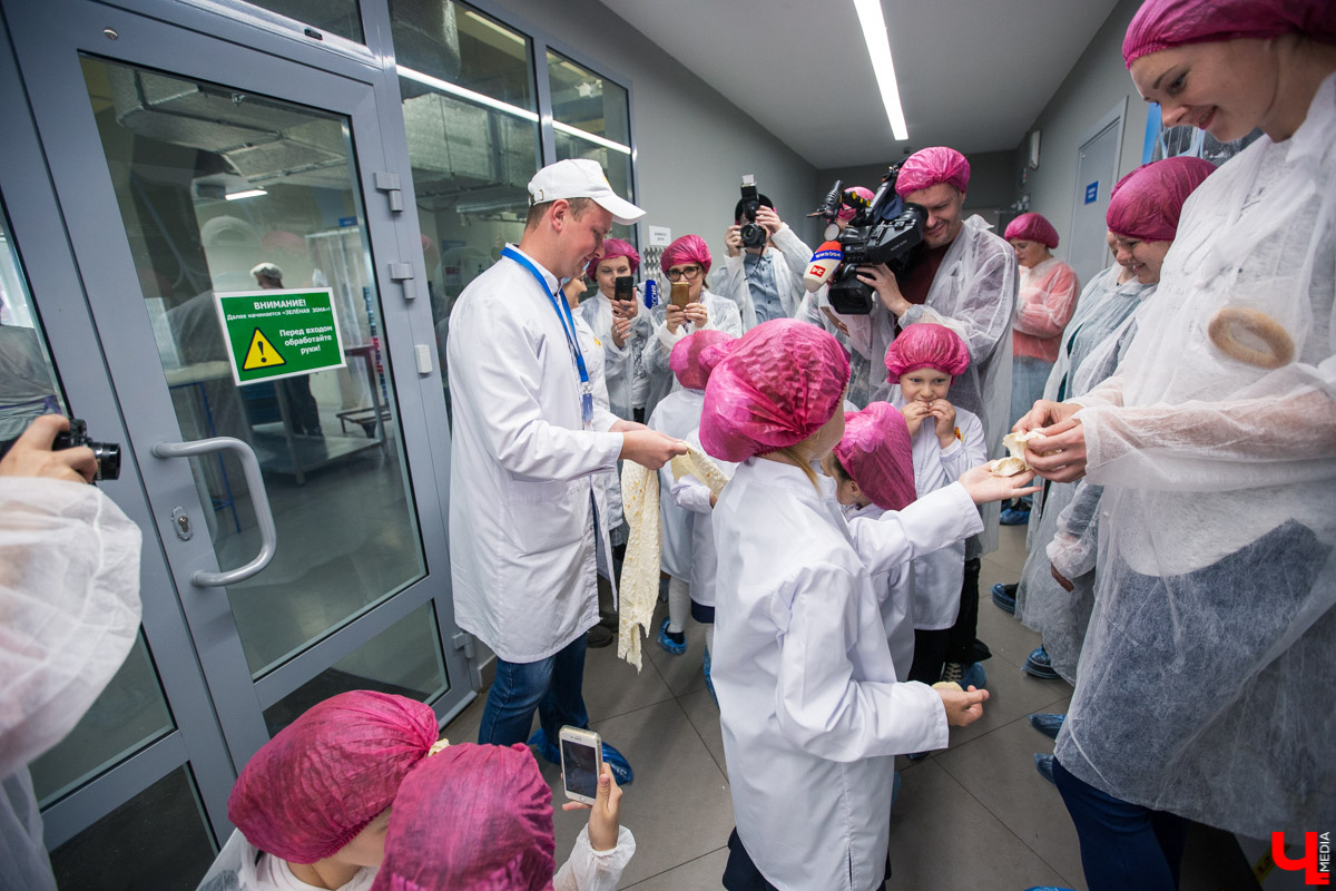 2 сентября Владимирский хлебокомбинат провел экскурсию для первоклассников. Ребятам вручили подарки и показали, как работают современные пекари