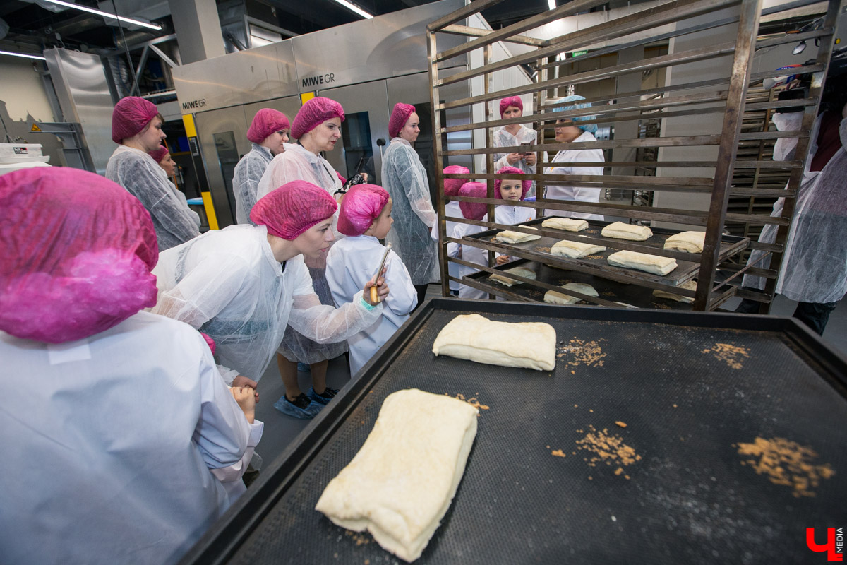 2 сентября Владимирский хлебокомбинат провел экскурсию для первоклассников. Ребятам вручили подарки и показали, как работают современные пекари