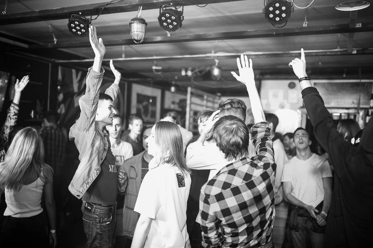В Муроме инициативная молодежь собрала команду poiskcrew, которая организует вечеринки под девизом: “Музыка, движ, любовь”. В дальнейшем проект хочет посетить другие города и обосноваться в качестве арт-пространства