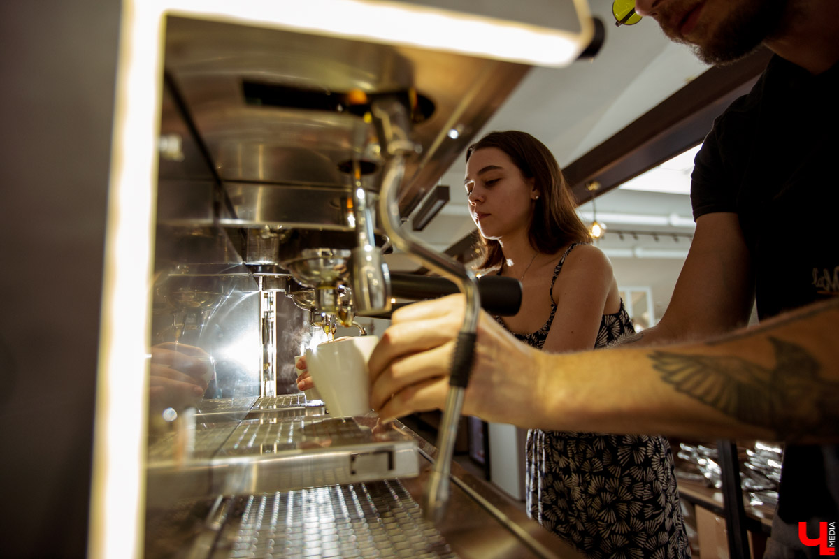 В недавно открывшемся баре «Plan B» прошла первая профессиональная дегустация кофе. Мы не смогли пропустить такое событие, поэтому делимся фотографиями и подробностями