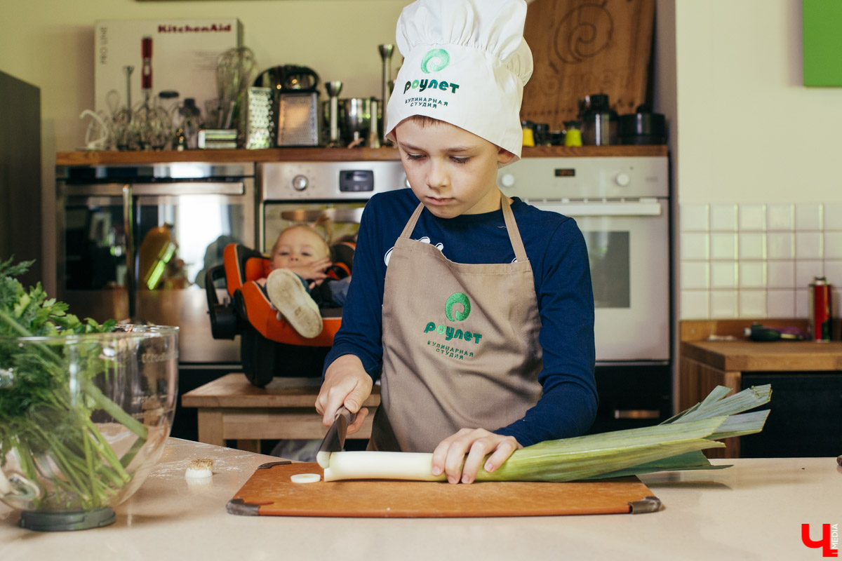 Годовалая Маша с мамой и старшим братом учились у бренд-шефа Дмитрия Орловского печь традиционный курник