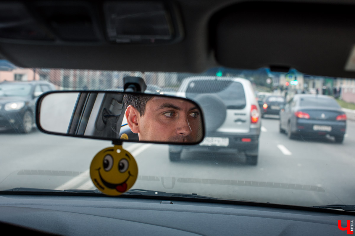 Во Владимире живет блогер-таксист, который веселит пассажиров энциклопедическими вопросами. Проект “Селфи-такси” уже поставил несколько рекордов
