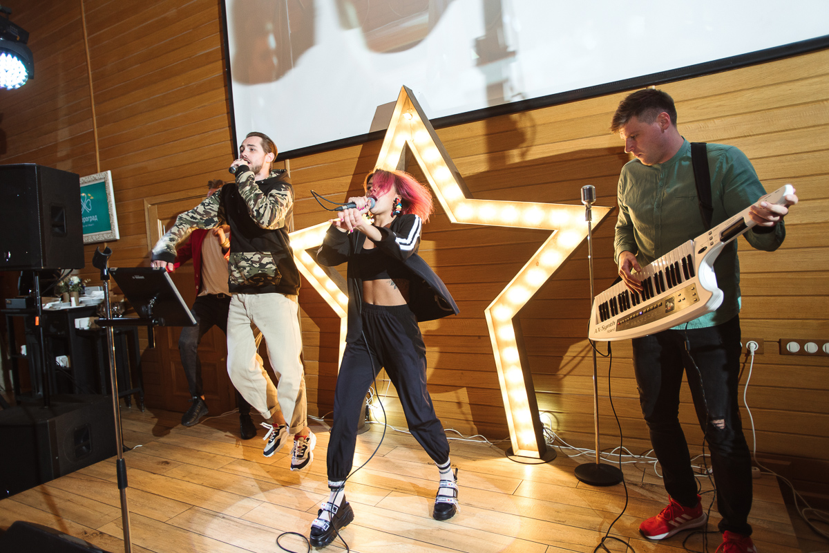 Сразу 8 команд поборются за выход в завершающий этап вокального баттла, где на кону - 35 000 рублей и море подарочных сертификатов, а в жюри - звезды шоу «Голос». Присоединиться могут все желающие 3 октября в ресторане «Гнездо аиста»