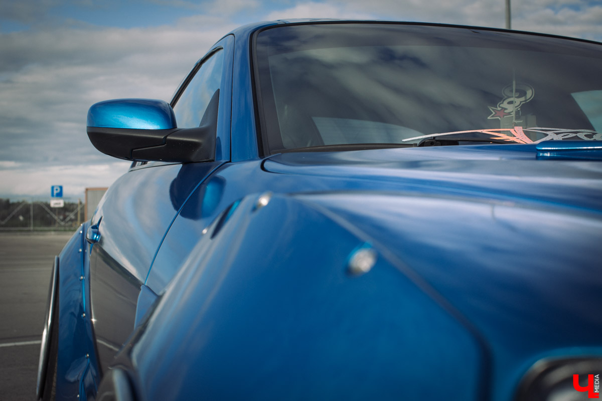 Mazda RX-8 - спортивная японская машина. Когда ее двери поднимаются вверх, она как будто взлетает. К тому же мощный двигатель позволяет ей даже при полной загрузке парить словно птица. В сегодняшнем тюнинг-обзоре о своем роскошном автомобиле нам рассказал Дмитрий Сорокин