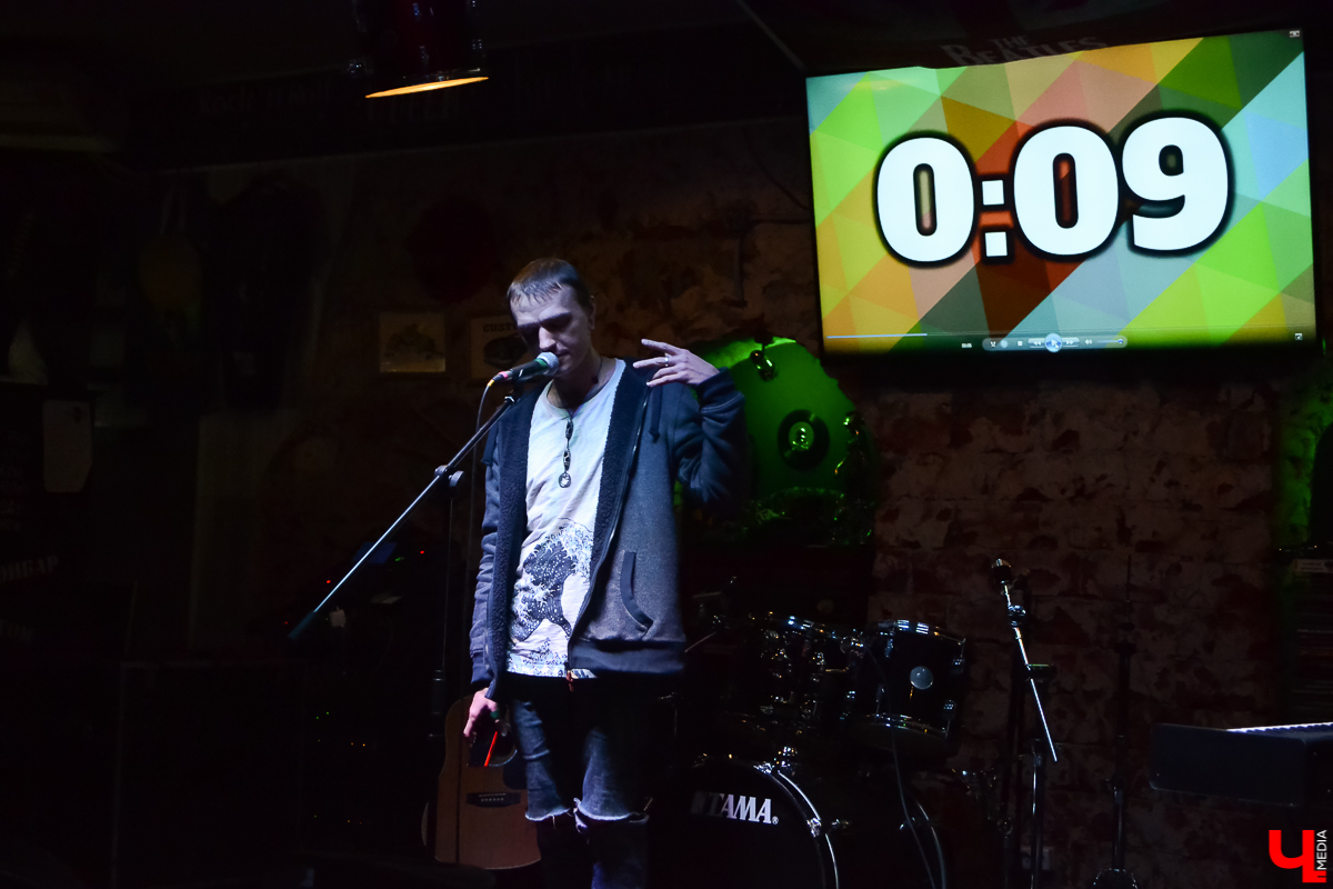 Вечером 30 октября в баре “Другой” собрались владимирские поэты. Мероприятие проходило в нетипичном формате - в виде аукциона. В зале было совсем немного человек, но от этого вечер казался по-домашнему уютным