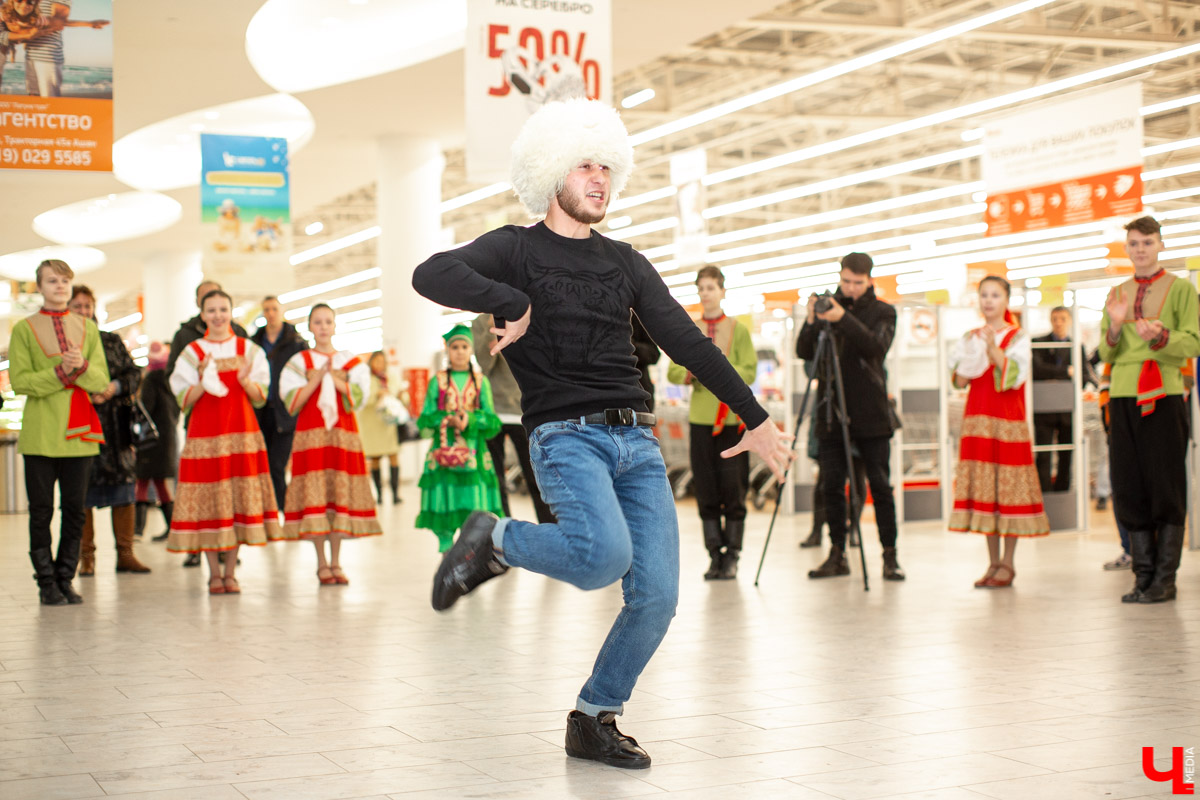 Народные танцы и хоровод - импровизированный концерт состоялся в одном из гипермаркетов города