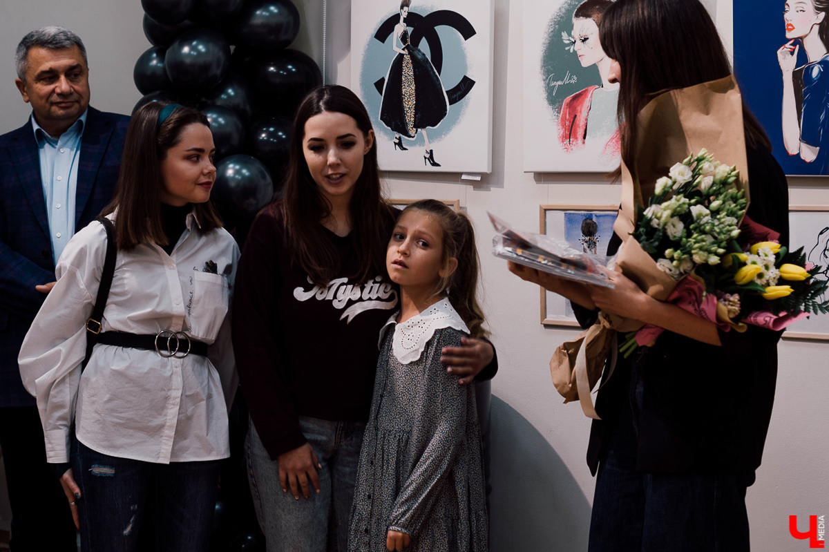Таня Маклашина в детстве любила рисовать девочек в красивых платьях, а потом выросла и стала фэшн-иллюстратором. Читайте, как за два года методом проб и ошибок можно трижды стать официальным иллюстратором Недели моды в Москве и начать сотрудничество с известными брендами и дизайнерами