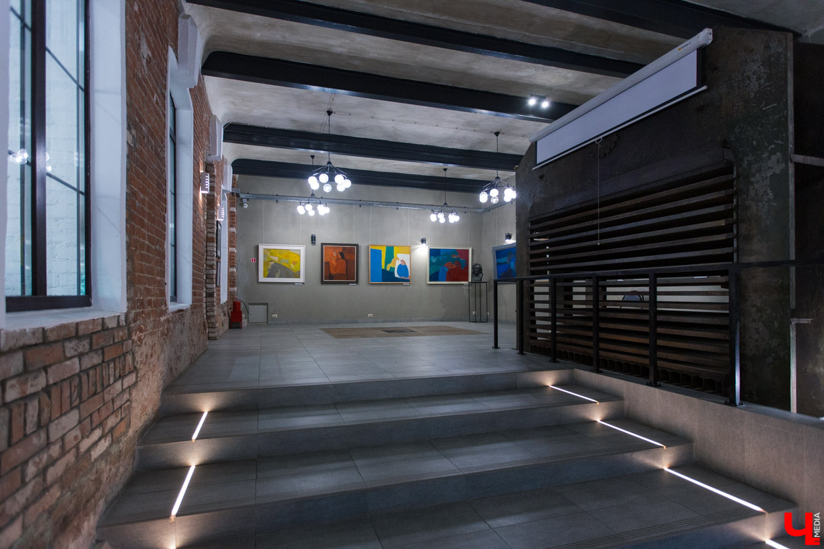 В лофт-пространстве «Фабрика» расположились около 135 картин знаменитого художника Виктора Дынникова. Выставка посвящена его 80-летию и будет работать до 10 декабря.
