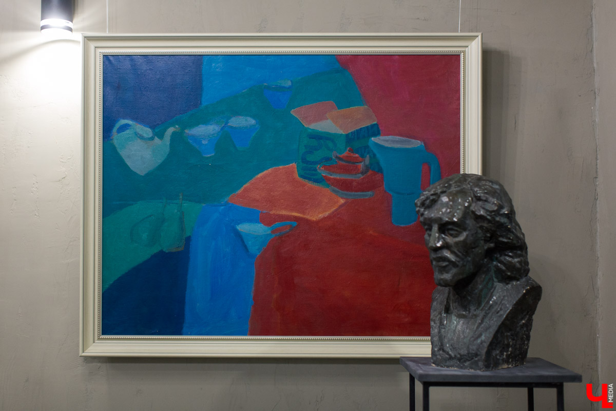 В лофт-пространстве «Фабрика» расположились около 135 картин знаменитого художника Виктора Дынникова. Выставка посвящена его 80-летию и будет работать до 10 декабря.